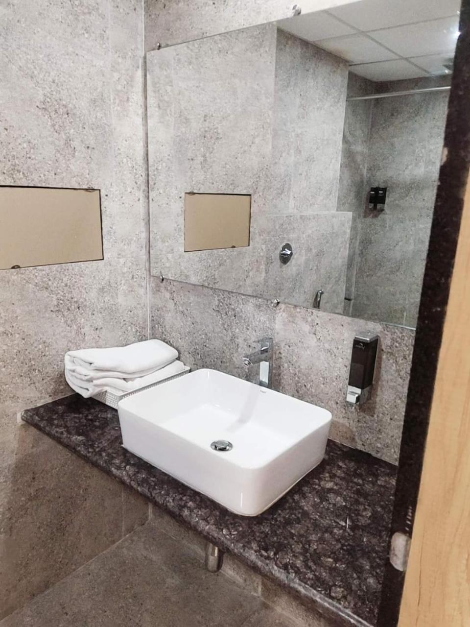 Hotel Grace Galaxy Mumbai Eksteriør bilde